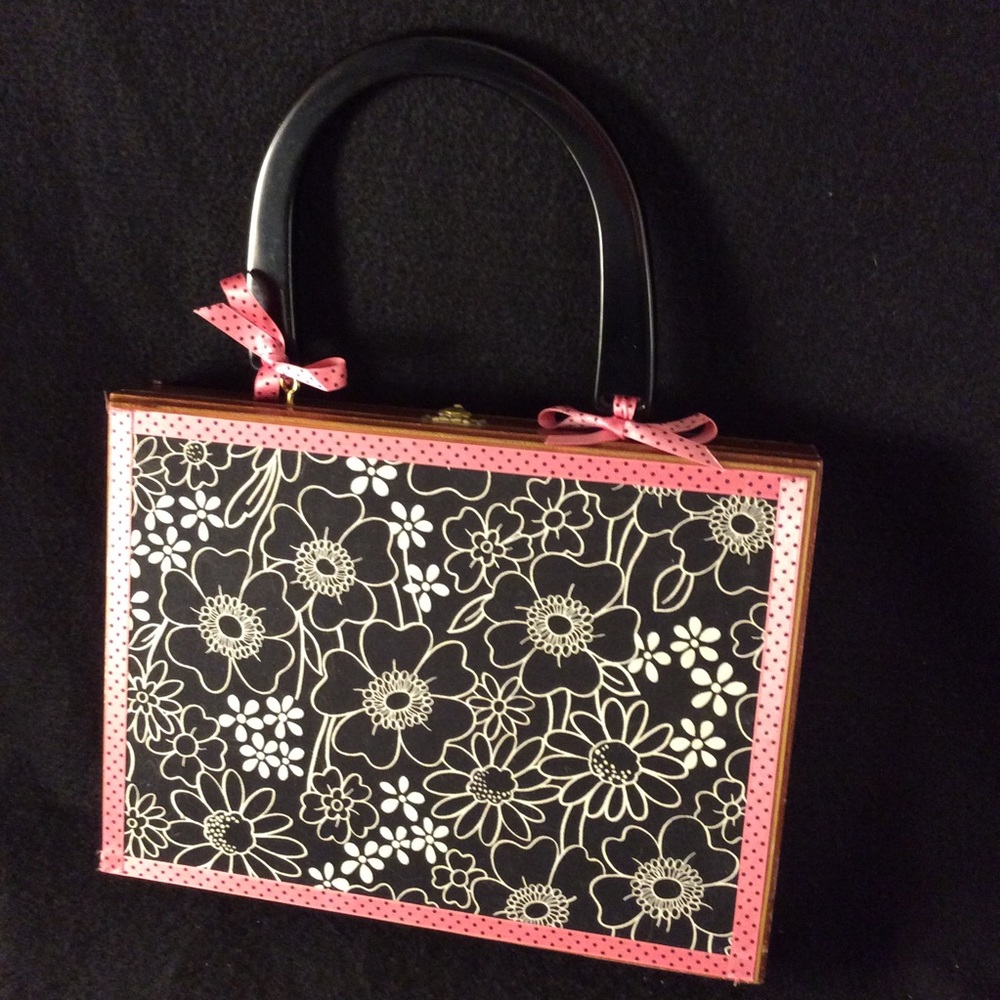 Gorgeous! 🖤💗🖤💗 Cigar Box Purse by konfetie